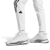 Pantalón largo deportivo Adidas Future Icons 3-Stripes para hombre, color blanco con tres rayas negras en los laterales.