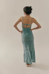 Vestido midi de encaje crochet color celeste, con corpiño estructurado con apliques de pedrería y flores bordadas.