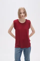 Remera negra de viscosa con cuello redondo y mangas cortas con volados.