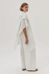 Ruana beige de tejido de punto acanalado con mangas cortas.