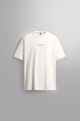 Camiseta relaxed fit color blanco confeccionada en tejido de algodón. Cuello redondo y manga corta. Estampaciones combinadas a contraste en delantero y espalda. Zara Athleticz.