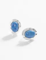 Caravanas con clip en tono dorado, con detalle de piedra verde en el centro, ideales para uso diario.