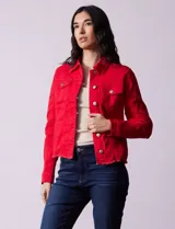 Campera de jean blanca, marca Baccini, con cuello solapa, bolsillos delanteros, abertura central con botones metálicos y terminación desflecada en el ruedo.