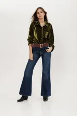 Camisa verde oliva de terciopelo con corte estilo jean, bolsillo en la parte delantera y botones símil metal color oro viejo.