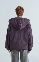 Campera reversible con cierre. Un lado de tela corderito color crudo y otro de tela tipo bomber color negro.
