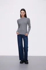 Polera gris de viscosa con cuello alto y diseño de canalé vertical.