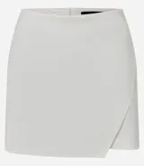 Short pollera corto confeccionado en bengalina con viscosa certificada, con cierre por cremallera invisible en la parte de atrás y recorte delantero.