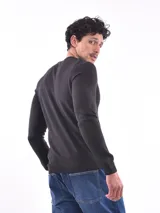 Sweater negro de punto con cuello redondo y mangas largas.