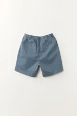 Bermuda azul de corte recto con cintura elástica y cordón ajustable.