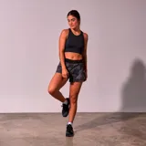 Top deportivo negro con breteles anchos y espalda deportiva.