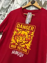 Remera roja con estampado de Zenitsu de Kimetsu no Yaiba con el texto "Danger High Voltage Makosh".