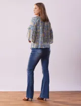 Blusa Zac & Rachel estampada, de gasa, con cuello redondo fruncido y mangas 3/4 amplias con volados.