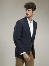 Blazer azul marino de corte clásico, con solapa de muesca, cierre de dos botones, bolsillo de parche en el pecho y bolsillos con solapa en los laterales.