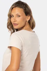 Remera de manga corta con cuello redondo, confeccionada en tejido suave de color celeste jaspeado.