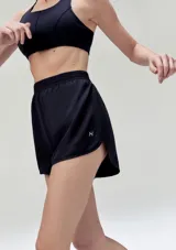 Short deportivo negro con cintura elástica y logo pequeño en la pierna.