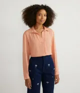 Camisa color salmón en viscosa, con mangas largas y escote V pespuntado.