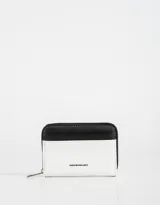 Billetera de cuerina negra y blanca con cierre y tag de goma.