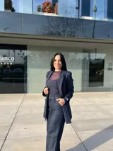 Musculosa azul con rayas verticales blancas, escote redondo y breteles finos.