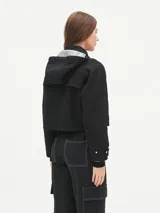 Campera cropped color beige, con capucha y cierre frontal.