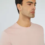 Camiseta rosa de manga corta con textura de seersucker y cuello redondo.