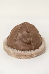 Gorro de borrego azul marino.