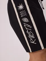 Short de baño color verde agua con estampado lateral en negro, blanco y amarillo. Ajuste con cordón en la cintura.