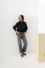 Pantalón de jean gris de corte recto, tiro medio y largo hasta el tobillo.