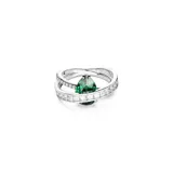 Anillo de cóctel con doble banda espiralada bañada en rodio, adornada con pavé de circonias cúbicas de diferentes tallas y una piedra verde en forma de pera engastada con garras.