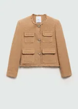 Chaqueta corta de tweed color marrón con cuello redondo, cierre frontal con botones metálicos, cuatro bolsillos de parche y terminaciones deshilachadas.