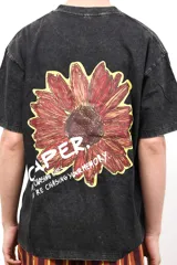 Remera negra de algodón con estampa de un girasol y texto en la espalda. Corte clásico y mangas cortas.