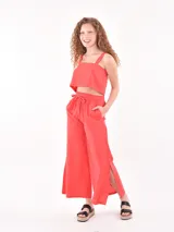 Top corto color rojo con breteles anchos y escote cuadrado.