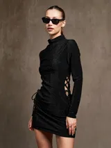 Minivestido negro de cuello alto y manga larga, con frunces y lazos laterales.