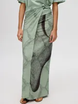 Pareo de viscosa con estampado centrado de diseño gráfico en colores sobrios.