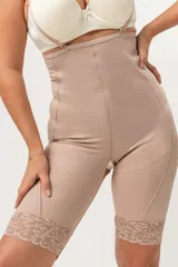 Faja modeladora color piel, de alta contención, con breteles desmontables, terminación de puntilla en las piernas y efecto levanta cola. Ideal para post operatorio o modelar la figura. Confeccionada con tela que contiene fibra LYCRA® XTRA LIFE™.