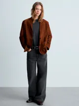 Remera de manga larga color gris oscuro, con cuello redondo y corte recto.