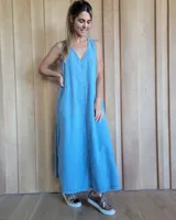 Vestido largo de denim celeste, con escote en V y corte holgado.