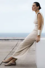 Zapato chata color dorado, trenzado a mano en cuero vacuno, con capellada, forro y plantilla de cuero vacuno.