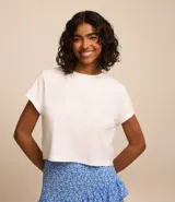 Blusa cropped color gris claro, de corte boxy, cuello redondo y mangas cortas. Presenta abertura en la espalda. Confeccionada en algodón más sostenible.