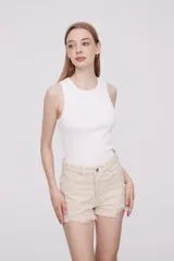 Musculosa blanca de viscosa, corte ajustado y cuello redondo.