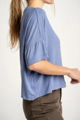 Remera blanca de viscosa con calce holgado.