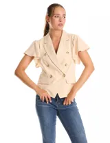 Chaqueta sastrera color beige de la marca Nanette, con cuello con solapa y escote en V. Presenta cierre cruzado con doble abotonadura, manga corta con volado y bolsillos delanteros simulados. El ruedo frontal tiene un acabado en pico y cuenta con forro interno a tono.