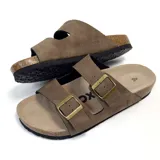 Sandalias marrones de cuero sintético con dos correas ajustables con hebillas doradas, plantilla anatómica de corcho y suela de goma antideslizante.