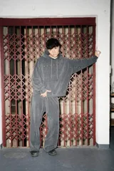 Pantalón de jogging unisex color negro lavado, confeccionado en frisa gamuzada, con cordón de ajuste en la cintura y bordado en la espalda.