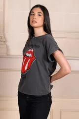 Remera gris con estampa frontal de la lengua de los Rolling Stones y la inscripción 'Sixty'.