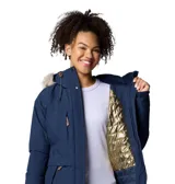 Campera azul con capucha con borde de piel sintética, cierre frontal con cremallera y broches, bolsillos con cremallera en el pecho y laterales, puños acanalados y forro térmico reflectante dorado.