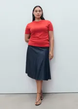 Remera de tejido de punto fino color rojo, de manga corta y cuello redondo.