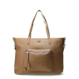 Bolso tote marrón camel de cuero sintético con textura granulada. Tiene doble asa de hombro, bolsillo frontal con cierre y logo metálico de la marca.