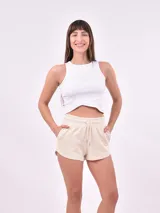 Short blanco con rayas horizontales rojas, cintura elastizada con cordón ajustable y bolsillos laterales.
