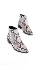 Botín de cuero vacuno con estampado de escamas en tonos neutros (grises, beige, negro), de caña baja y puntera ligeramente puntiaguda. Tacón bloque de 4 cm.