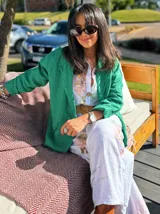 Blazer verde esmeralda de lino, con solapas de muesca, cierre frontal con dos botones y bolsillos laterales con solapa.